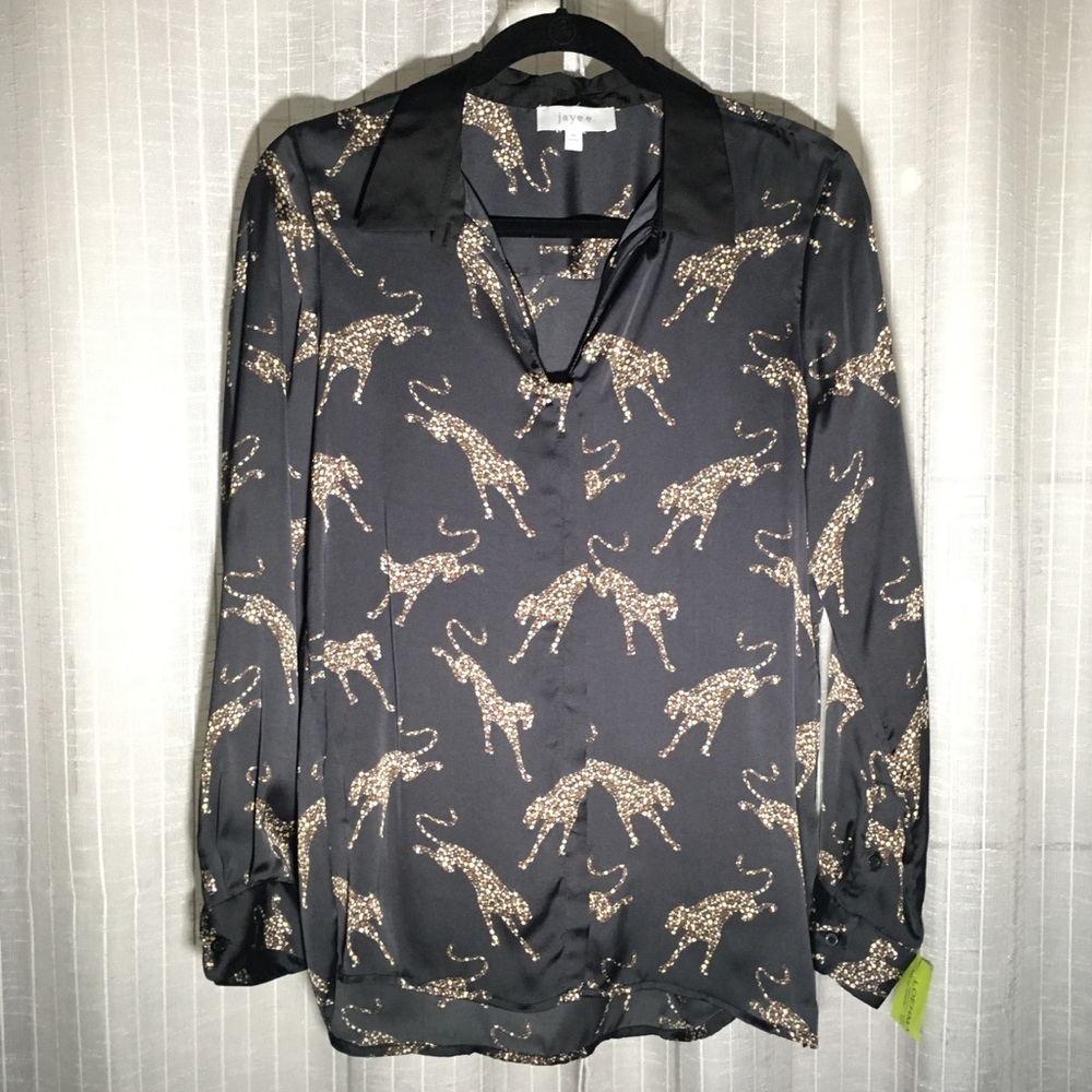 ❄️SALE❄️ New with tags Silky Cheetah button up